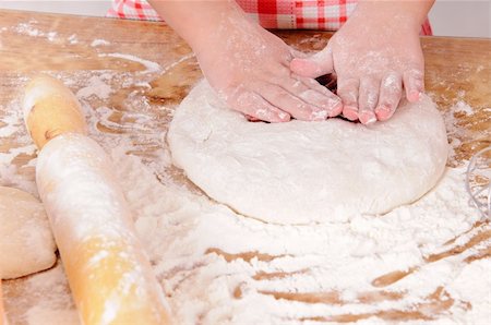 a little girl is cooking the dough for making biscuits Fotografie stock - Microstock e Abbonamento, Codice: 400-06084225