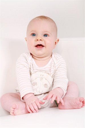 simsearch:400-04162652,k - Portrait of cute newborn laughing Stockbilder - Microstock & Abonnement, Bildnummer: 400-06085643