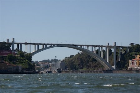 douro - The Arrabida bridge is the last of the bridges over the Douro river before it flows into the sea. In 1963 was the bridge with the world's largest arch made in reinforced concrete. Foto de stock - Super Valor sin royalties y Suscripción, Código: 400-06086295