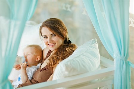 simsearch:400-06086432,k - Happy woman feeding baby Stockbilder - Microstock & Abonnement, Bildnummer: 400-06086392