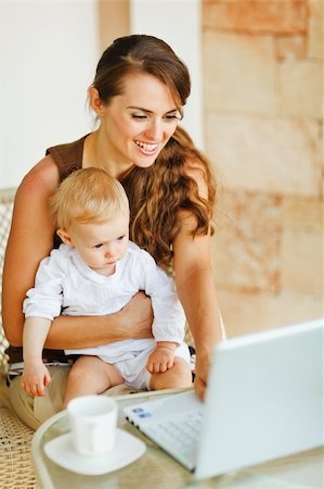 simsearch:400-06067090,k - Young mother working with baby on laptop Stockbilder - Microstock & Abonnement, Bildnummer: 400-06086431