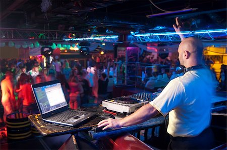dancing on tables - DJ behind the control panel vinyl records Foto de stock - Super Valor sin royalties y Suscripción, Código: 400-06087254
