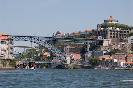 douro - The Luis I bridge is a metal arch bridge that spans the Douro river between Porto and Vila Nova de Gaia. It was designed by a student of Eifel and has the same iron appearance as does the Parisian tower. Foto de stock - Super Valor sin royalties y Suscripción, Código: 400-06087356