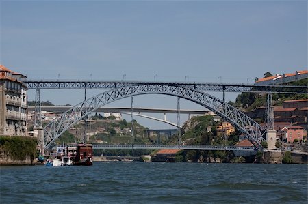 douro - Porto is a city with six bridges across the Douro river. At this point of the Douro river we can see the Dom Luis Bridge, the Infante Dom Henrique Bridge, the Dona Maria Pia Bridge and the Sao Joao Bridge. Foto de stock - Super Valor sin royalties y Suscripción, Código: 400-06087358