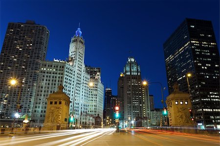 Image of busy traffic at the street of Chicago during  sunset blue hour. Photographie de stock - Aubaine LD & Abonnement, Code: 400-06087598