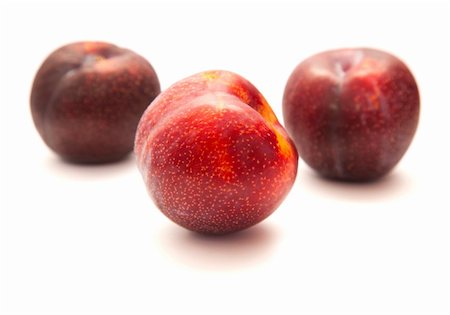 simsearch:400-05333490,k - large red plum isolated on white background Photographie de stock - Aubaine LD & Abonnement, Code: 400-06088087