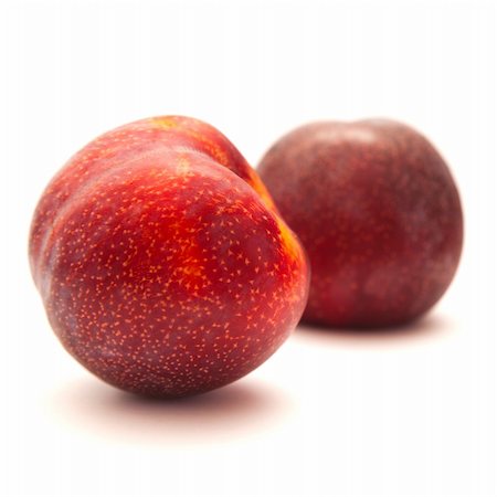 simsearch:400-05333490,k - large red plum isolated on white background Photographie de stock - Aubaine LD & Abonnement, Code: 400-06088088