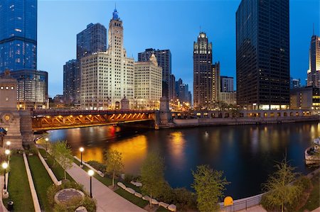 Image of the Chicago riverside downtown district during sunset blue hour. Photographie de stock - Aubaine LD & Abonnement, Code: 400-06088121