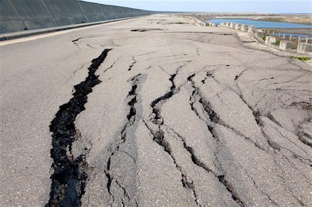 collapse and cracked road Foto de stock - Super Valor sin royalties y Suscripción, Código: 400-06088322