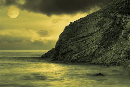 dark moon with clouds - Beautiful ocean landscape with golden moonlight Photographie de stock - Aubaine LD & Abonnement, Code: 400-06088724