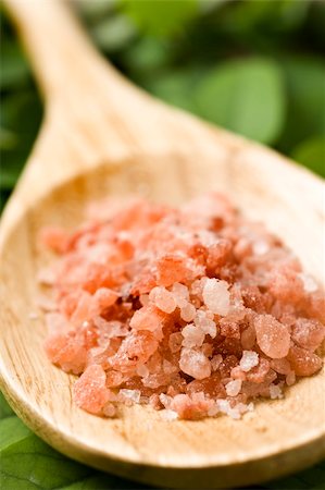 Course pink Himalayan salt on a wooden spoon Fotografie stock - Microstock e Abbonamento, Codice: 400-06088728