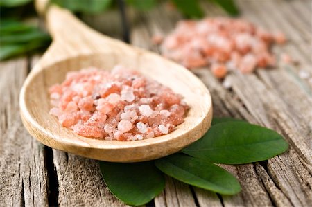 Course pink Himalayan salt on a wooden spoon Fotografie stock - Microstock e Abbonamento, Codice: 400-06088729