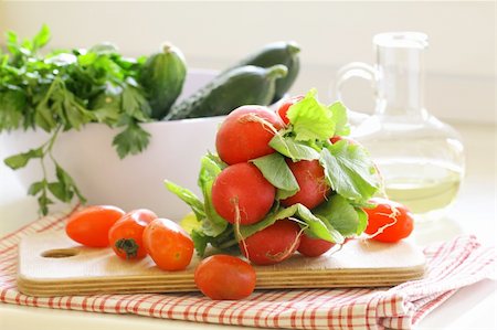 simsearch:400-07422782,k - Mix vegetables - tomatoes, cucumbers, radishes Photographie de stock - Aubaine LD & Abonnement, Code: 400-06080411