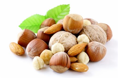 mix nuts - walnuts, hazelnuts, almonds on a white background Foto de stock - Super Valor sin royalties y Suscripción, Código: 400-06080412