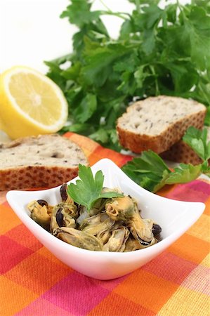 silencefoto (artist) - a bowl of marinated mussels and parsley Stockbilder - Microstock & Abonnement, Bildnummer: 400-06080429