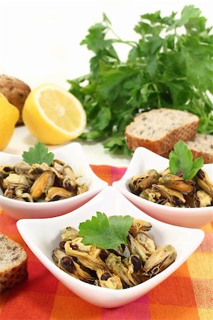 silencefoto (artist) - a bowl of marinated mussels and parsley Stockbilder - Microstock & Abonnement, Bildnummer: 400-06080430