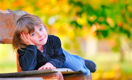 simsearch:400-05248187,k - little girl sitting on the bench in park Photographie de stock - Aubaine LD & Abonnement, Code: 400-06080496