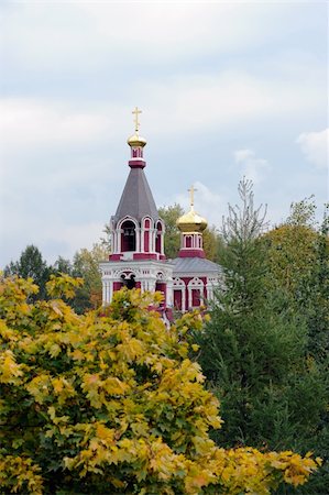 simsearch:400-07772697,k - Russian orthodox church and autumn forest around Foto de stock - Super Valor sin royalties y Suscripción, Código: 400-06080655