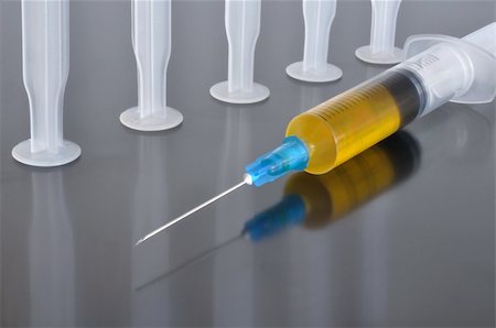 simsearch:400-05919377,k - Disposable syringe and vaccine against a dark background Foto de stock - Super Valor sin royalties y Suscripción, Código: 400-06080931