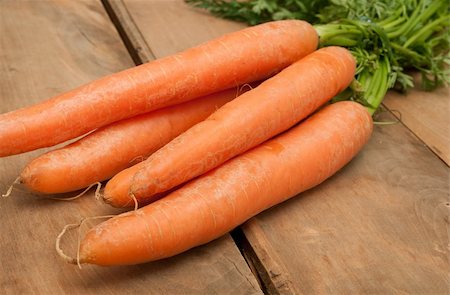 simsearch:400-07982459,k - Bunch of Raw Carrots on Aged Wooden Table Foto de stock - Super Valor sin royalties y Suscripción, Código: 400-06081220