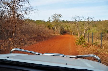 driving in car wind - Driving a 4x4 on a laterite trail in Africa Foto de stock - Super Valor sin royalties y Suscripción, Código: 400-06081401