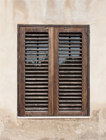 simsearch:400-05664685,k - Closed wood window on aged brick wall background Stockbilder - Microstock & Abonnement, Bildnummer: 400-06081886