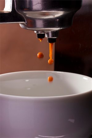 Automatic coffee espresso in style with an empty cup. Photographie de stock - Aubaine LD & Abonnement, Code: 400-06082820