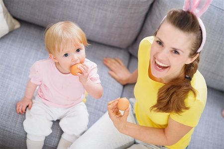 simsearch:400-05750410,k - Mother and baby with Easter eggs Photographie de stock - Aubaine LD & Abonnement, Code: 400-06083058