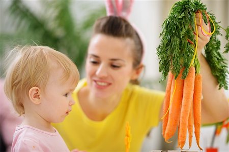 simsearch:400-06086432,k - Mother showing baby bunch of carrots Stockbilder - Microstock & Abonnement, Bildnummer: 400-06083074