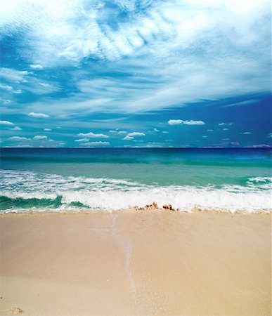 simsearch:400-05663982,k - White clouds in a blue sky. Great background Photographie de stock - Aubaine LD & Abonnement, Code: 400-06083546