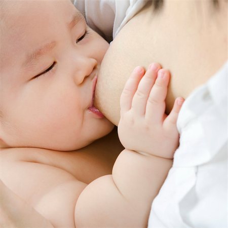 Asian mother breast feeding her infant Photographie de stock - Aubaine LD & Abonnement, Code: 400-06083650