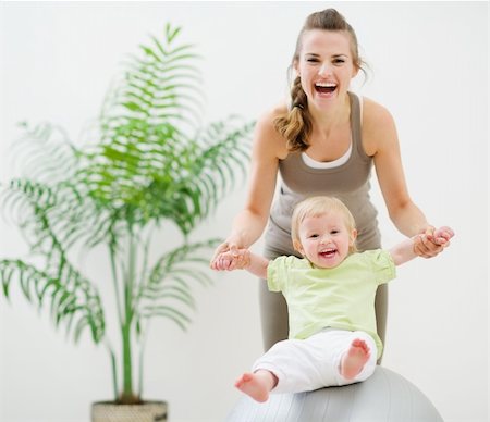 simsearch:400-06416407,k - Mother and baby playing with fitness ball Foto de stock - Super Valor sin royalties y Suscripción, Código: 400-06094544