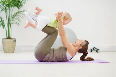 simsearch:400-06416407,k - Healthy mother and baby making gymnastics Foto de stock - Super Valor sin royalties y Suscripción, Código: 400-06094548