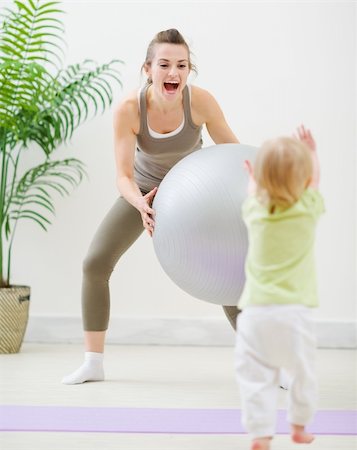 simsearch:400-06416407,k - Mother in sportswear playing with baby at gym Foto de stock - Super Valor sin royalties y Suscripción, Código: 400-06094542