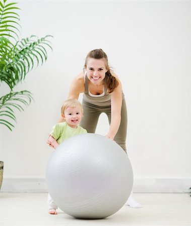 simsearch:400-06416407,k - Portrait of mother and baby playing with fitness ball Foto de stock - Super Valor sin royalties y Suscripción, Código: 400-06094543