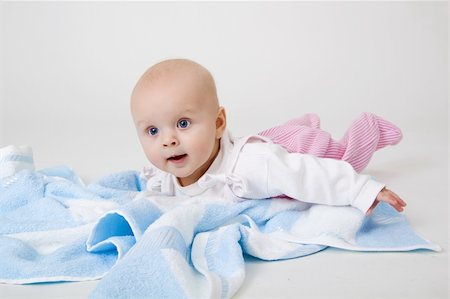 simsearch:400-04344209,k - happy beautiful little girl on a blue towel Foto de stock - Super Valor sin royalties y Suscripción, Código: 400-06094600