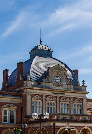 Norwich train station taken on a bright, sunny Spring afternoon. Fotografie stock - Microstock e Abbonamento, Codice: 400-06094649