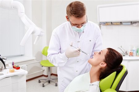 simsearch:400-04340930,k - The doctor treats the patient to the teeth in the dental clinic Foto de stock - Super Valor sin royalties y Suscripción, Código: 400-06095098