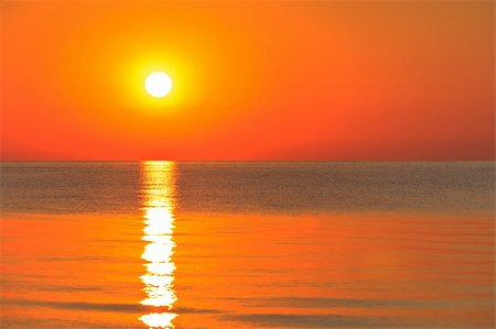 porojnicu (artist) - reflection of the sun at sunrise at sea Foto de stock - Super Valor sin royalties y Suscripción, Código: 400-06095308