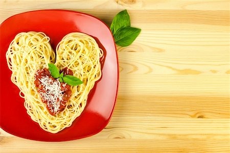 simsearch:400-08115563,k - I love Pasta / Spaghetti on a plate and wooden table  / Heart Shape Photographie de stock - Aubaine LD & Abonnement, Code: 400-06096077