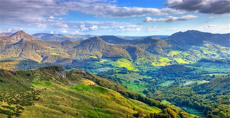 Beautiful panorama of the peaks, plateaus and valleys in Auvergne (Cantal) in The Central Massif located in south-central France.This region contains the largest concentration of extinct volcanoes in the world. Photographie de stock - Aubaine LD & Abonnement, Code: 400-06096347