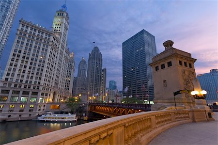 Image of the Chicago riverside downtown district during sunrise. Photographie de stock - Aubaine LD & Abonnement, Code: 400-06096643