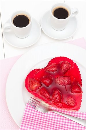 Heart Shaped Strawberry Cake and Two Cups of Coffee Foto de stock - Super Valor sin royalties y Suscripción, Código: 400-06096977