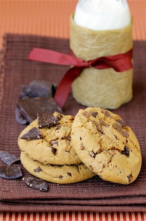 simsearch:400-09186057,k - biscuits cookies  with chocolate chips in a brown napkin Foto de stock - Super Valor sin royalties y Suscripción, Código: 400-06097069