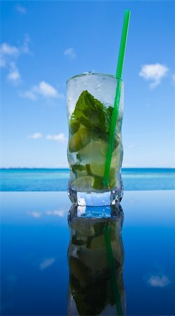 Mojito by the ocean - cocktail in a tall glass on a reflective table top, sea in the background Photographie de stock - Aubaine LD & Abonnement, Code: 400-06097143