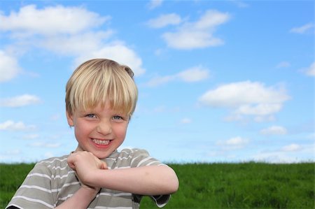 simsearch:400-06768635,k - Happy young boy in a meadow Foto de stock - Royalty-Free Super Valor e Assinatura, Número: 400-06097283