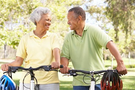 Senior Couple Riding Bikes In Park Foto de stock - Super Valor sin royalties y Suscripción, Código: 400-06097418