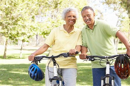 Senior Couple Riding Bikes In Park Foto de stock - Super Valor sin royalties y Suscripción, Código: 400-06097419