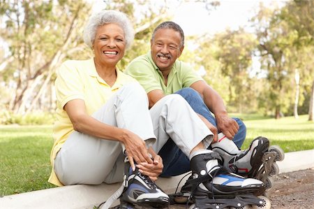 Senior Couple Putting On In Line Skates In Park Stock Photo - Budget Royalty-Free & Subscription, Code: 400-06097448