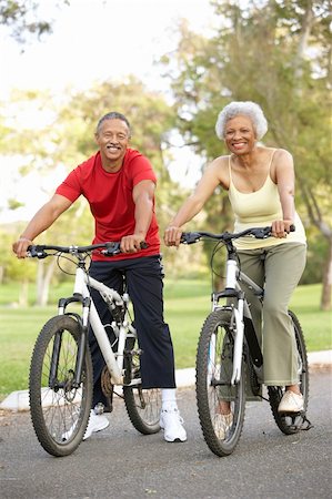 Senior Couple Riding Bikes In Park Foto de stock - Super Valor sin royalties y Suscripción, Código: 400-06097454